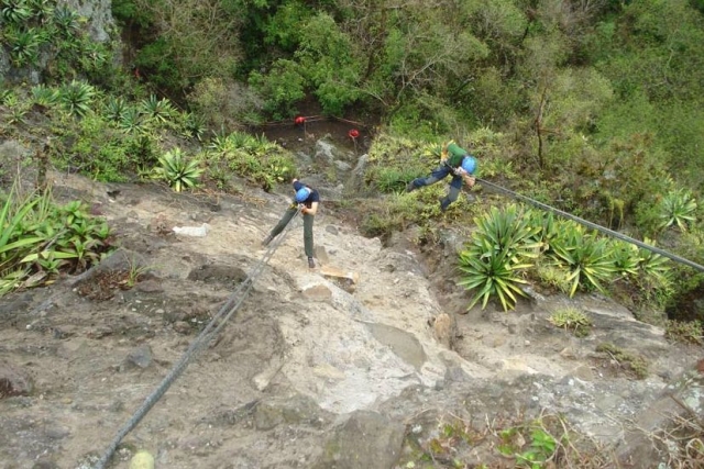 Pared natural para descender con rappel